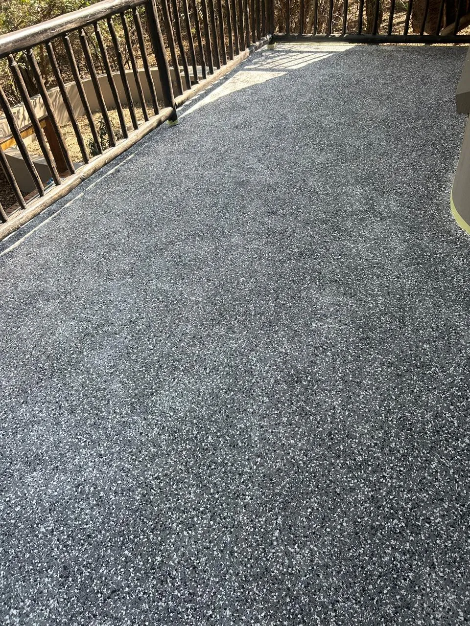 The same balcony with a seamless grey speckled floor